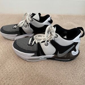 EUC Youth Nike LeBron Witness 7 White Black sz 7Y Basketball Shoes